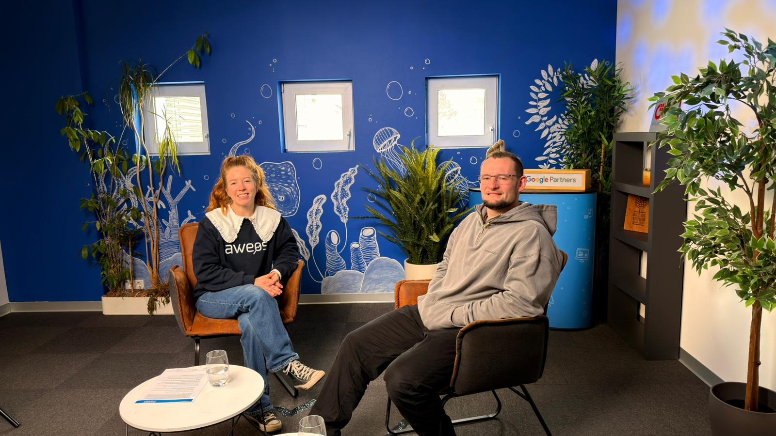 Studio-Aufbau für den AWEOS Deep Dive: Mehrkamera-Setup, professionelle Beleuchtung und vorbereitete Sitzplätze vor Drehbeginn