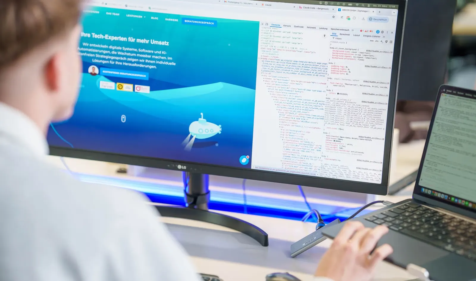 AWEOS Mitarbeiter am Arbeitsplatz in der Digitalagentur Solingen