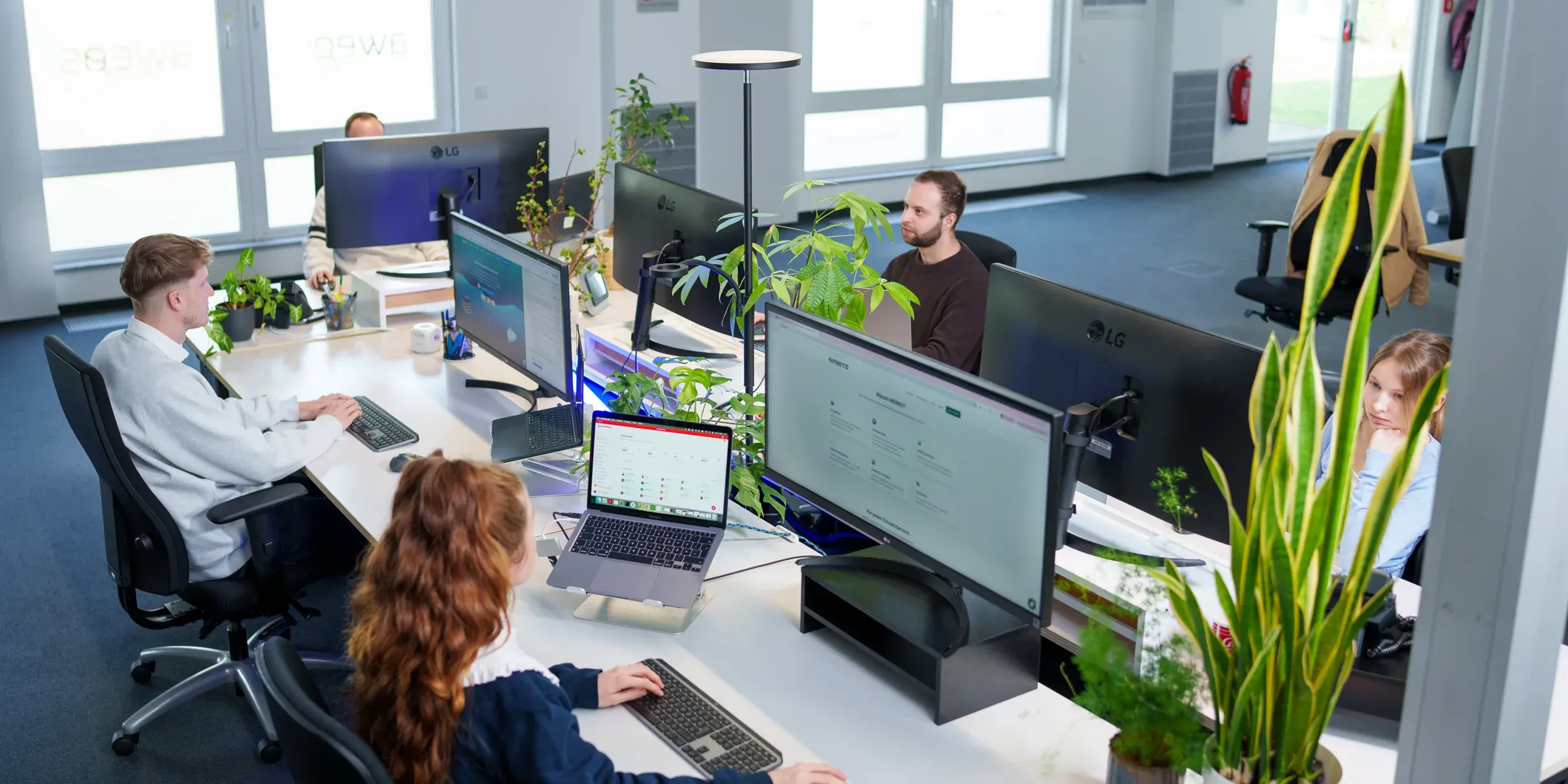 Das AWEOS-Team bei der Arbeit im Büro in Solingen