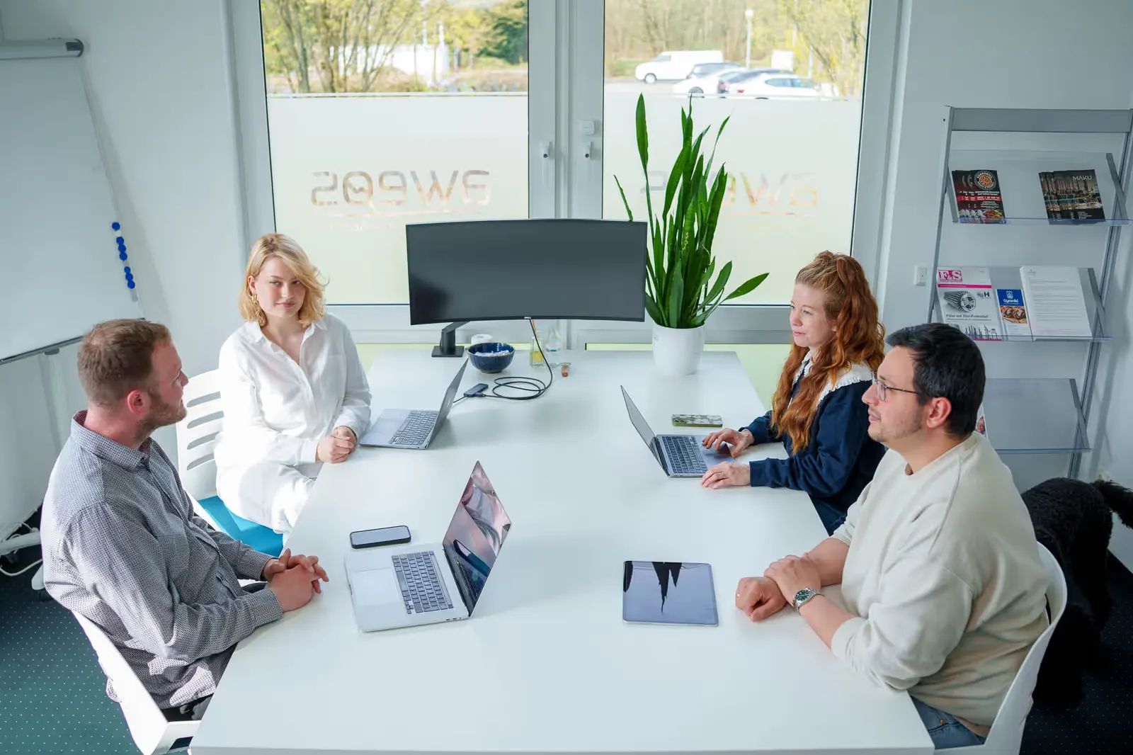 Das AWEOS-Team im Meeting am Konferenztisch in der Digitalagentur Solingen