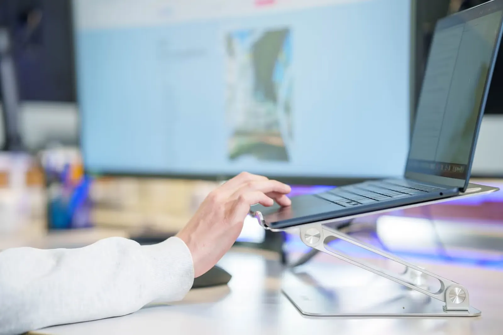 Praktikum bei AWEOS – Arbeiten am Laptop