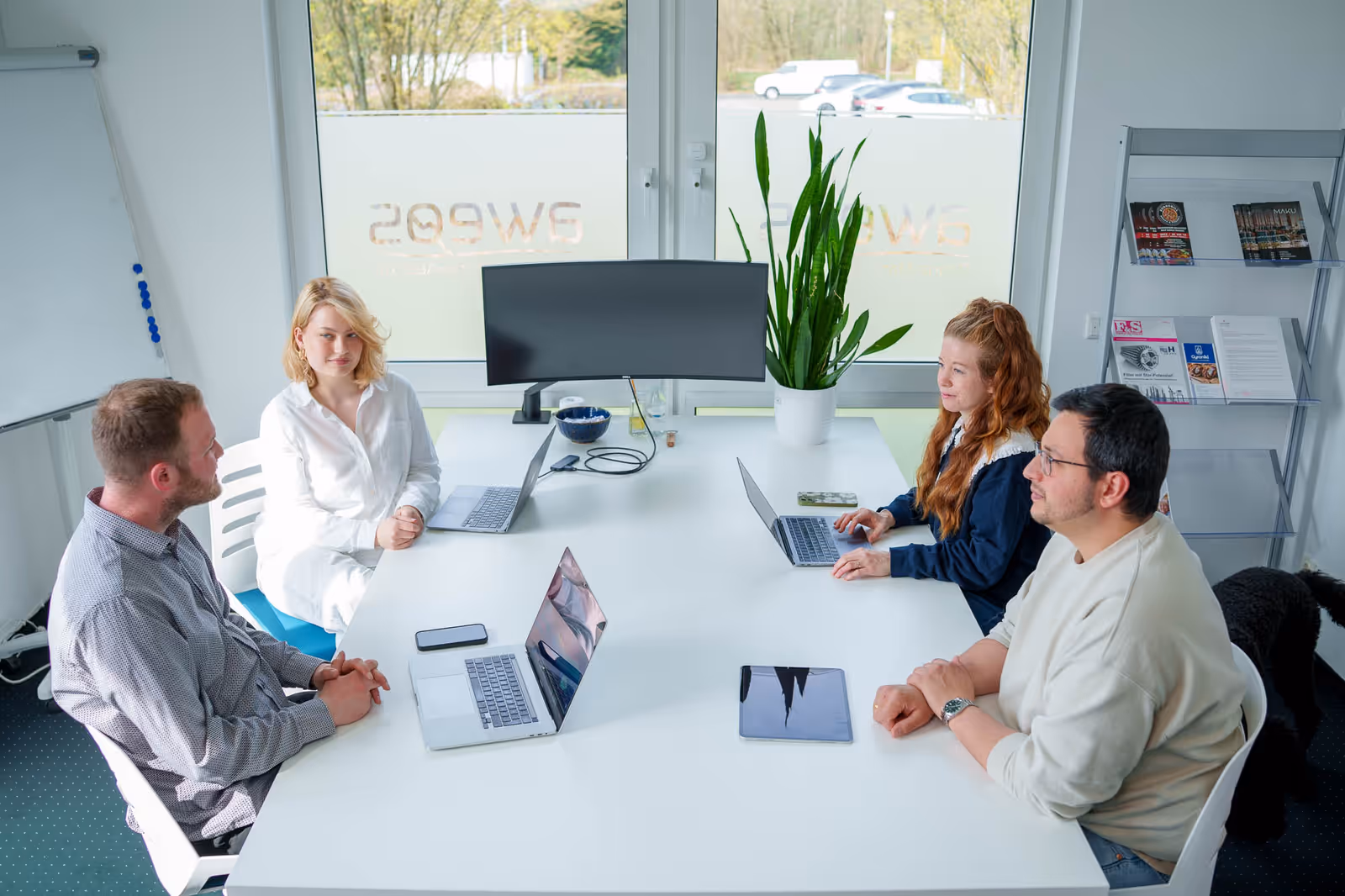 Das AWEOS-Team im Meeting am Konferenztisch in der Digitalagentur Solingen